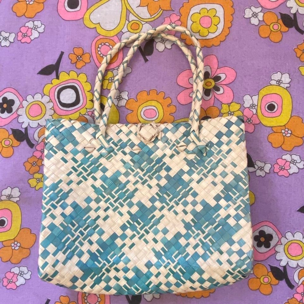 Vintage 
1980s
Boho
Teal and cream 
Woven 
Banana leaf/straw 
Bag